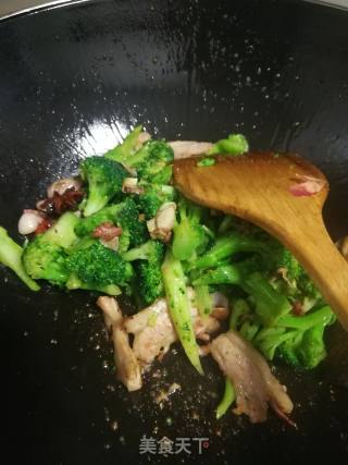 干锅西兰花的做法步骤：3
