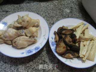 香菇腐竹烧鸡翅根的做法步骤：1