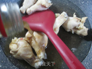 香菇腐竹烧鸡翅根的做法步骤：2