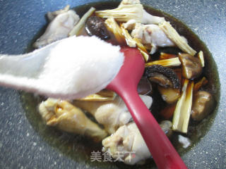 香菇腐竹烧鸡翅根的做法步骤：6