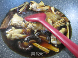 香菇腐竹烧鸡翅根的做法步骤：7