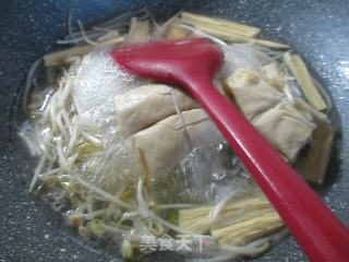 绿豆芽腐竹面结汤的做法步骤：3