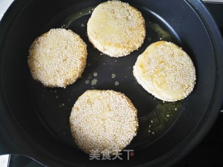 香酥芝麻烧饼的做法步骤：23