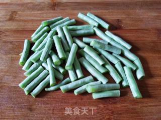 青椒煸白豇豆的做法步骤：2