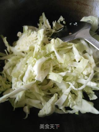 包菜炒肉的做法步骤：3