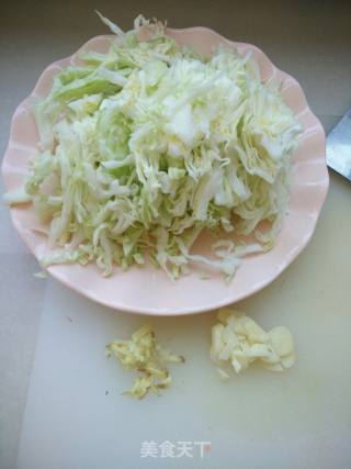 包菜炒粉丝的做法步骤：1