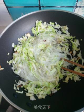 包菜炒粉丝的做法步骤：6