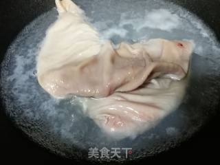 酸菜炒猪肚的做法步骤：2