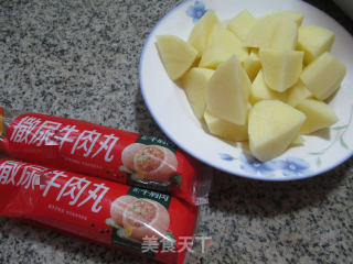 牛肉丸烧土豆的做法步骤：1