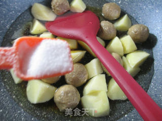 牛肉丸烧土豆的做法步骤：5