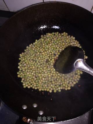 火腿肠炒豌豆的做法步骤：4