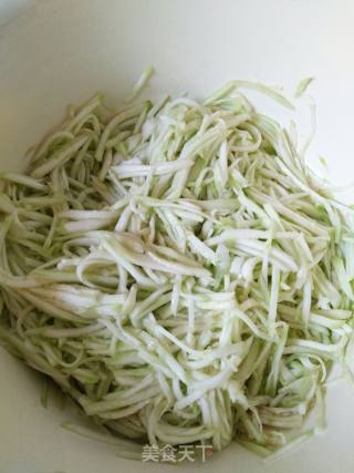 丝瓜鸡蛋饼的做法步骤：1