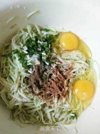丝瓜鸡蛋饼的做法步骤：2