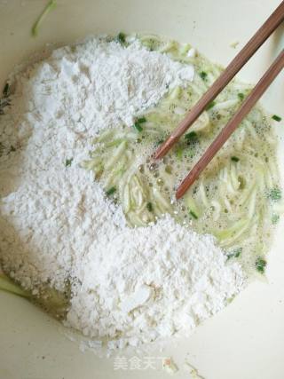 丝瓜鸡蛋饼的做法步骤：3