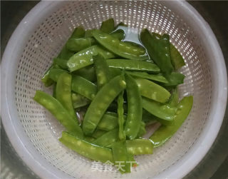 【下饭菜】荷兰豆炒香肠的做法步骤：3