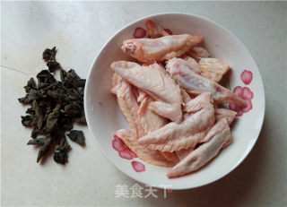 木耳烧鸡翅尖的做法步骤：1