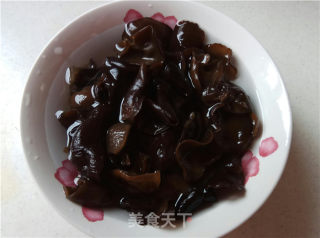 木耳烧鸡翅尖的做法步骤：2