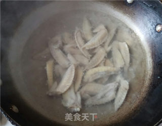 木耳烧鸡翅尖的做法步骤：3