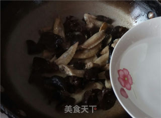 木耳烧鸡翅尖的做法步骤：7