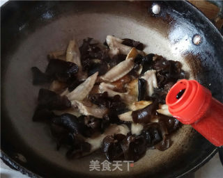 木耳烧鸡翅尖的做法步骤：8
