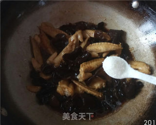木耳烧鸡翅尖的做法步骤：11