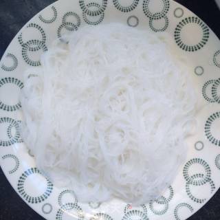 剁椒蒜蓉蒸丝瓜的做法步骤：1