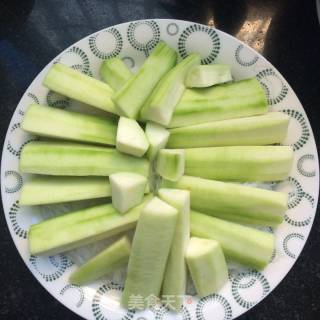 剁椒蒜蓉蒸丝瓜的做法步骤：2