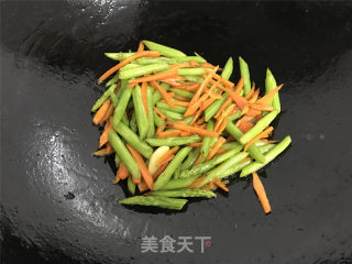 胡萝卜炒芦笋的做法步骤：8