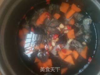 乌鸡红萝卜莲子汤的做法步骤：6