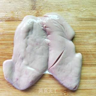 大葱炒腰花的做法步骤：1