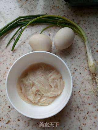 儿童挂面鸡蛋饼的做法步骤：1