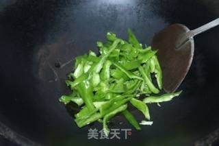 青椒炒鸡蛋干的做法步骤：3