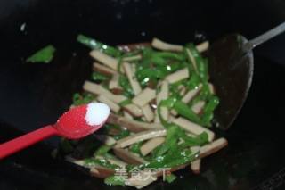 青椒炒鸡蛋干的做法步骤：5