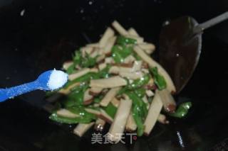 青椒炒鸡蛋干的做法步骤：6