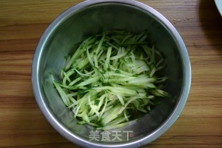 黄瓜拌鱿鱼的做法步骤：2
