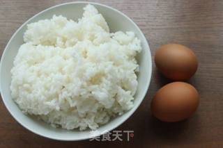 酱油蛋炒饭的做法步骤：1