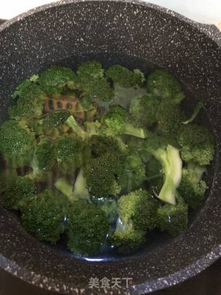 虾酱西兰花的做法步骤：3