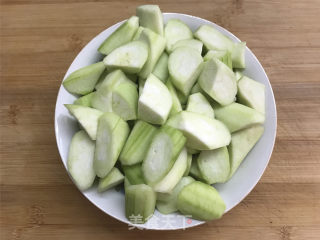 番茄扁尖笋炒丝瓜的做法步骤：1