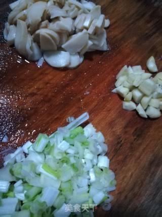 青菜豆腐烧杏鲍菇的做法步骤：1