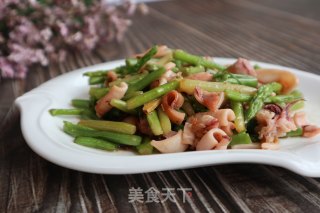 芦笋炒鱿鱼的做法步骤：7