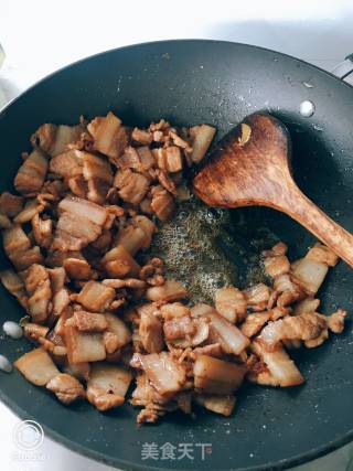 花菜炒五花肉的做法步骤：4