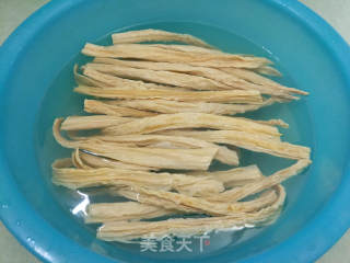 腐竹焖鲜菇的做法步骤：1
