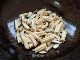 腐竹焖鲜菇的做法步骤：8