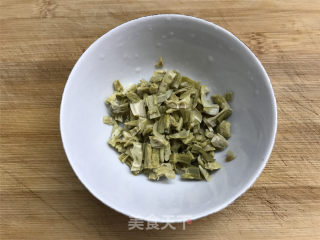 扁尖笋炒手捏菜的做法步骤：4