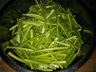蒜薹炒肉丝的做法步骤：2