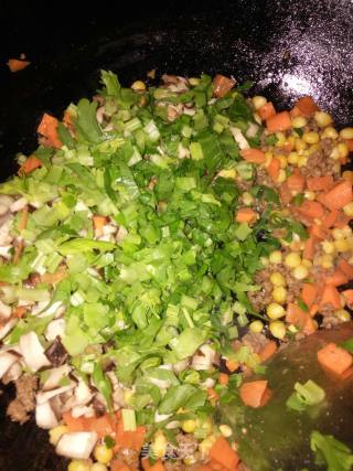 自制牛肉果蔬烧麦的做法步骤：5