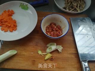 蟹味菇炒肉的做法步骤：3