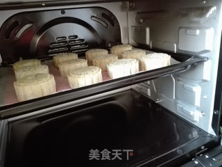 五仁叉烧月饼的做法步骤：9