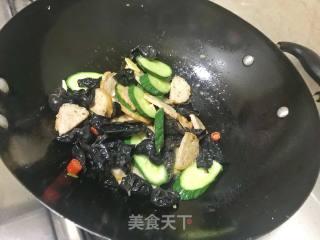 黄瓜木耳炒肉卷的做法步骤：5