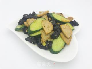 黄瓜木耳炒肉卷的做法步骤：6